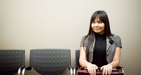 Mujer guapa esperando entrevista de trabajo