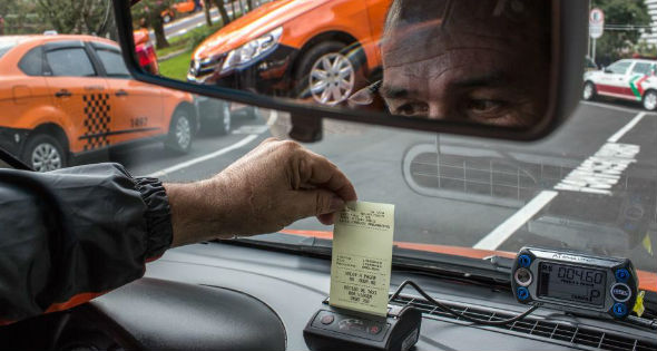 Taxista conduciendo