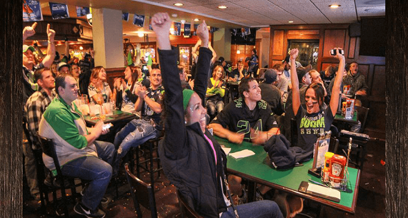 Festejando partido en un bar