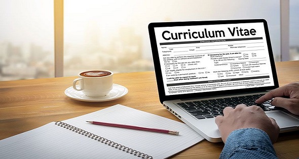 currículum en laptop