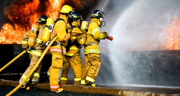 Bomberos ante incendio